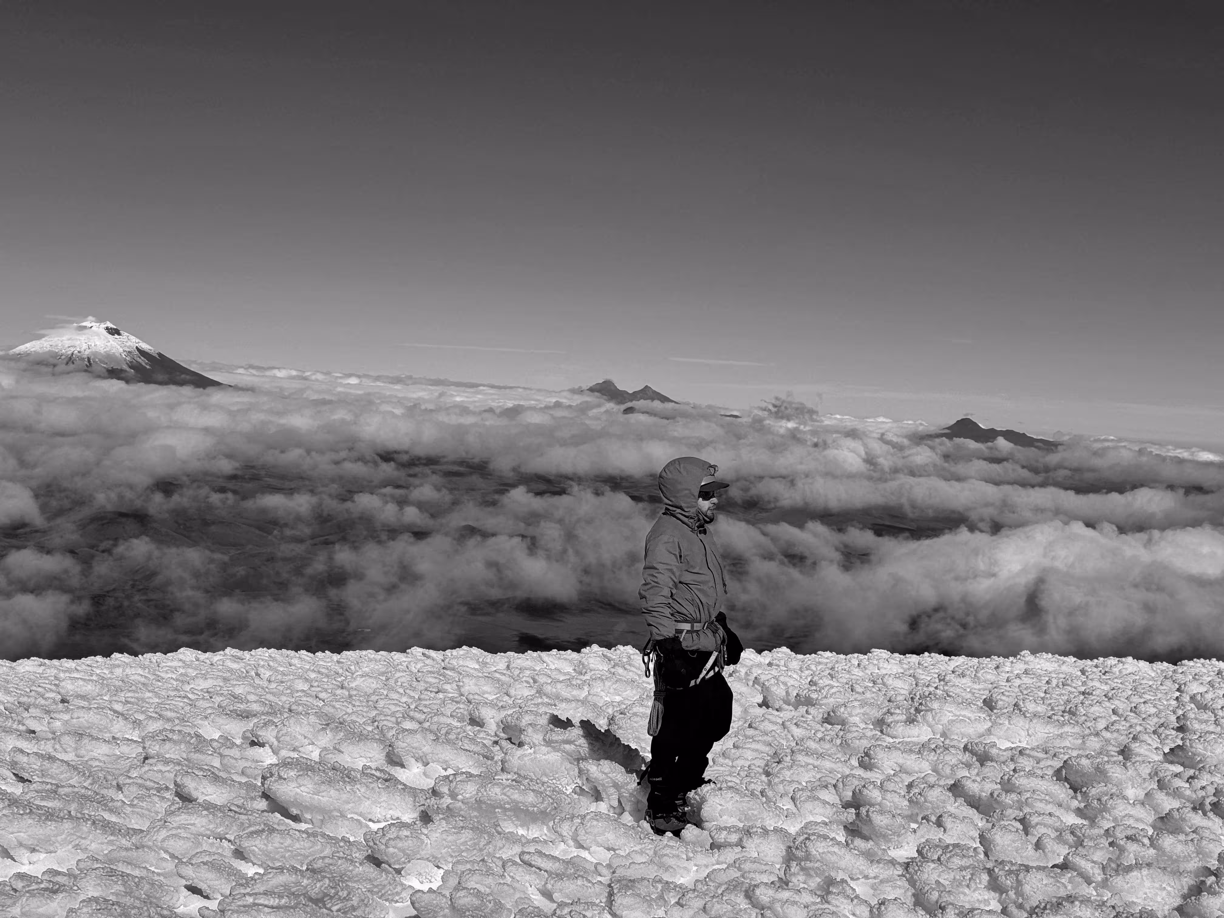Ascenso sobre terreno de alta montaña en los Andes ecuatorianos