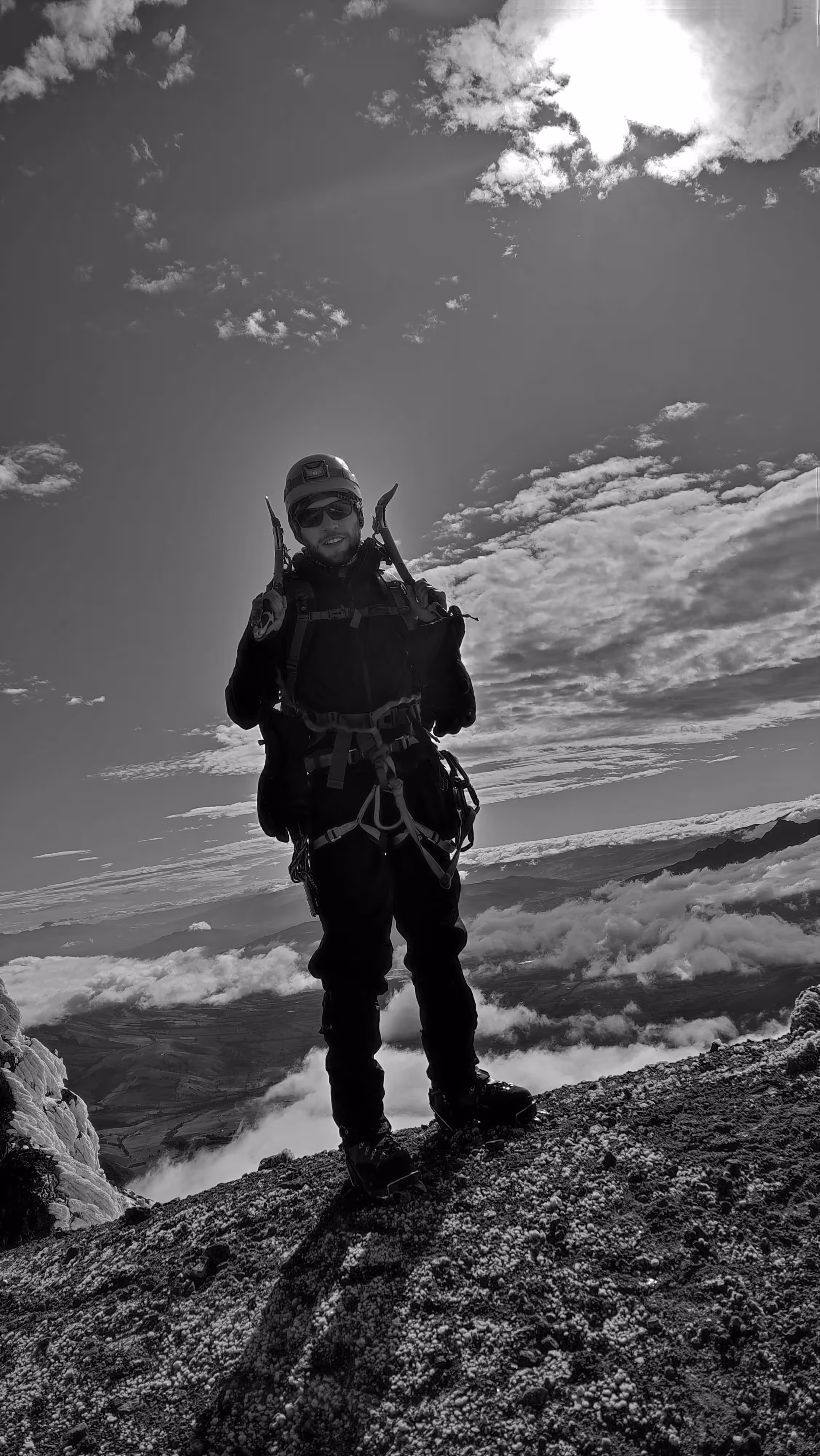 Alpinista durante una jornada de alta montaña en los Andes ecuatorianos